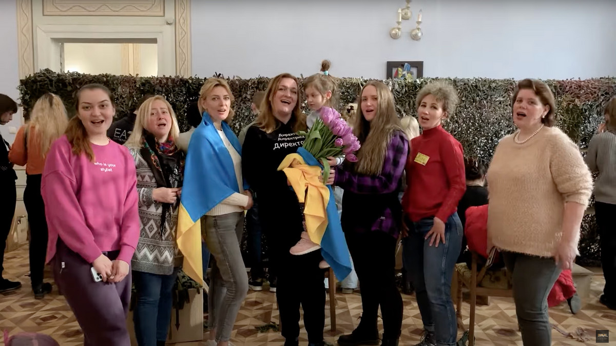 Менше сліз, більше дій: українки зняли потужне відео на пісню KAZKA "Плакала" - фото 1