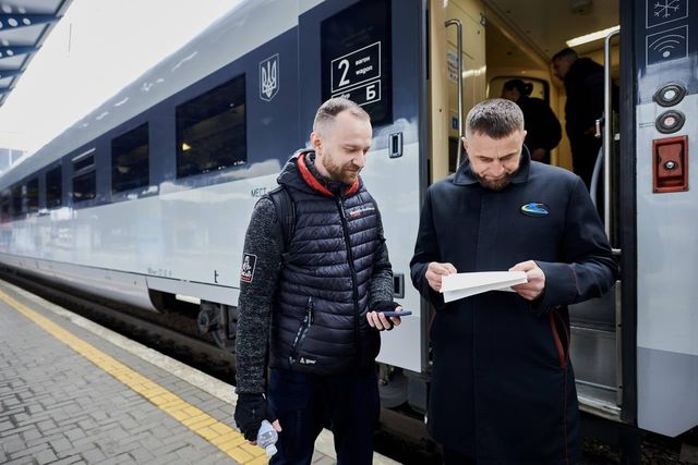 Поїзд українського виробництва вирушив у перший рейс: як виглядають вагони - фото 503847