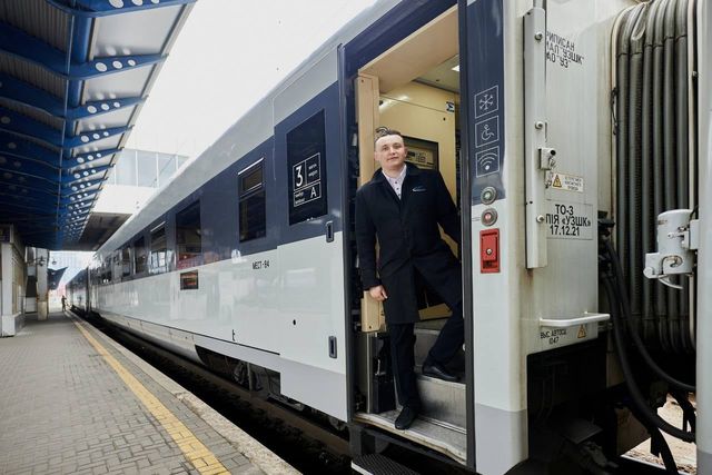 Поїзд українського виробництва вирушив у перший рейс: як виглядають вагони - фото 503848