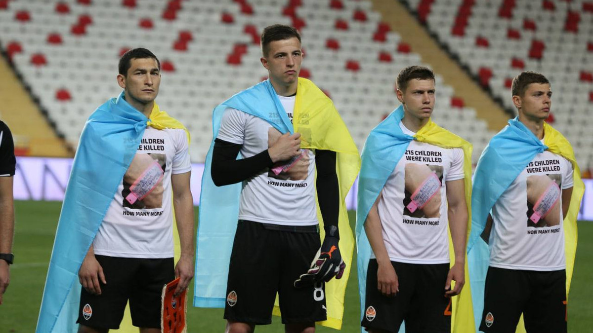 Футболісти "Шахтаря" вийшли у футболках з фото 3-місячної дівчинки, яка загинула в Одесі - фото 1