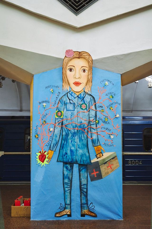 Супергерої сучасної України: діти, які ховаються в метро Харкова, створили виставку - фото 504042