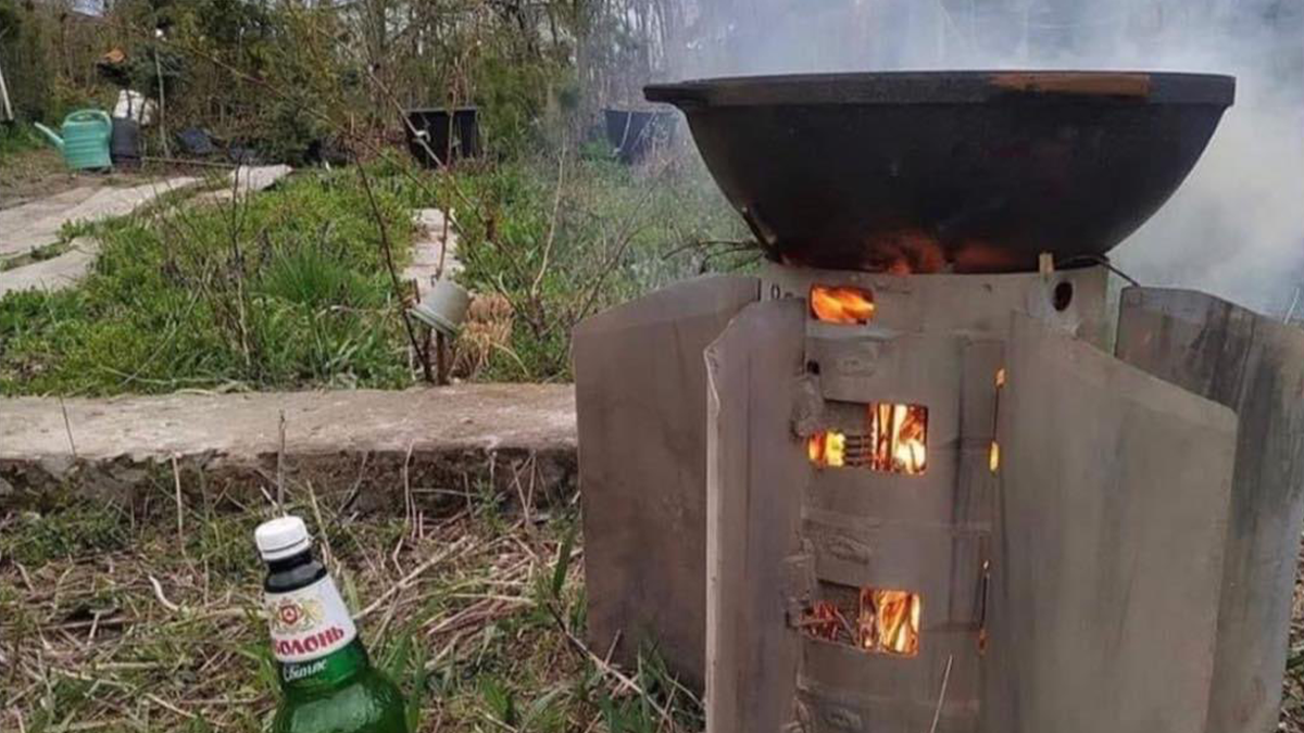 Українські солдати влаштували барбекю просто на хвостовику крилатої ракети: фотофакт - фото 1