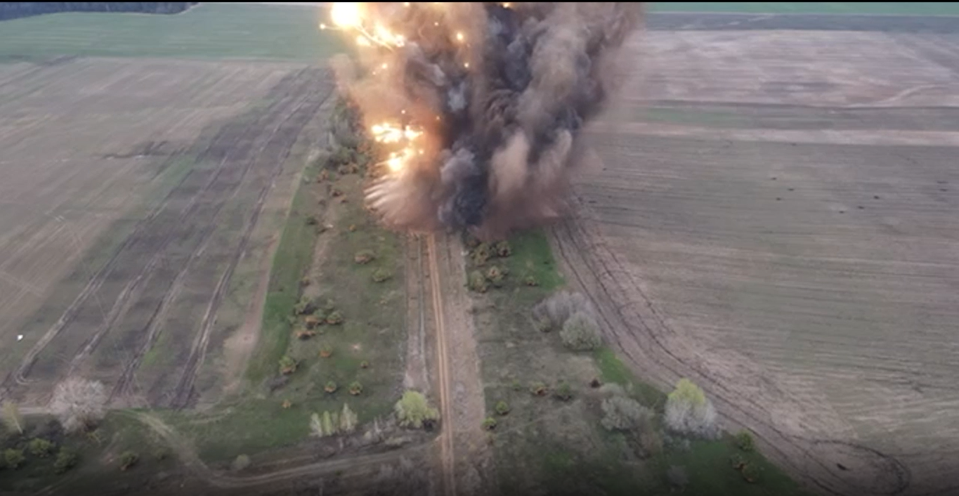 Так виглядає вибух від 475 ворожих боєприпасів: відео від ДСНС