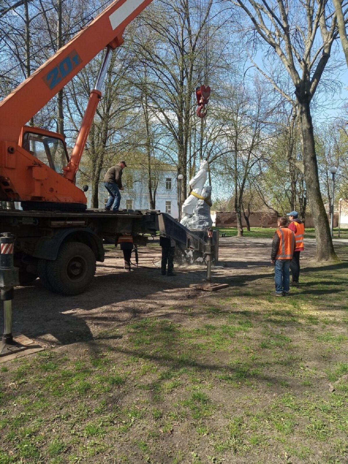 Пушкін втратив голову у Конотопі: фото курйозу під час демонтажу