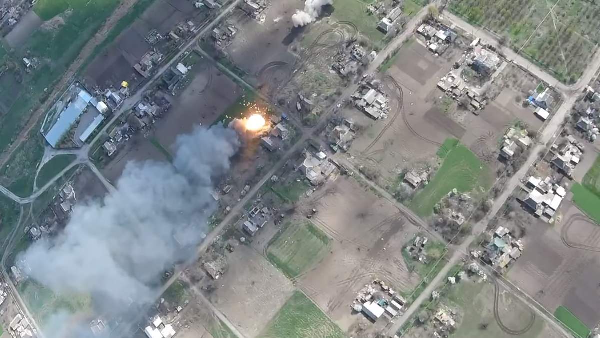 Українські військові філігранно знищили запас ворожих боєприпасів - фото 1