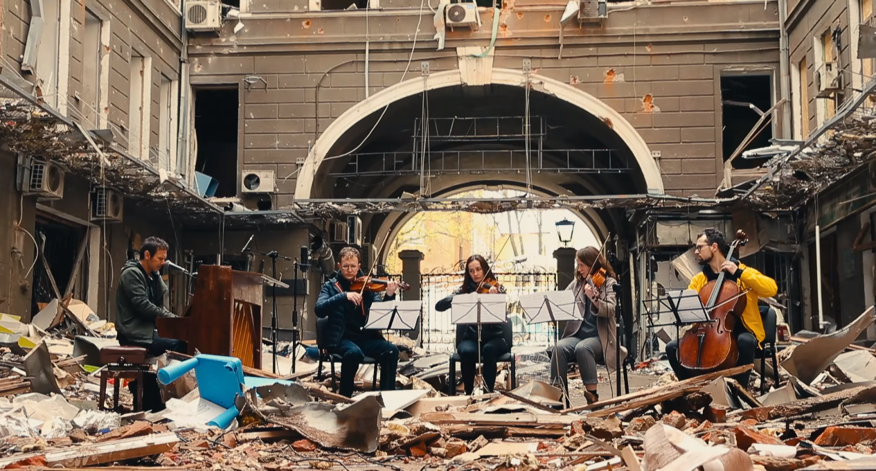 Знято посеред руїн Харкова: Вакарчук випустив спеціальний кліп на пісню "Обійми"