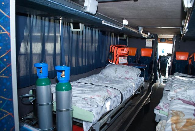 В Україні запрацювали унікальні евакуаційні автобуси з мінішпиталем всередині: фото - фото 504256