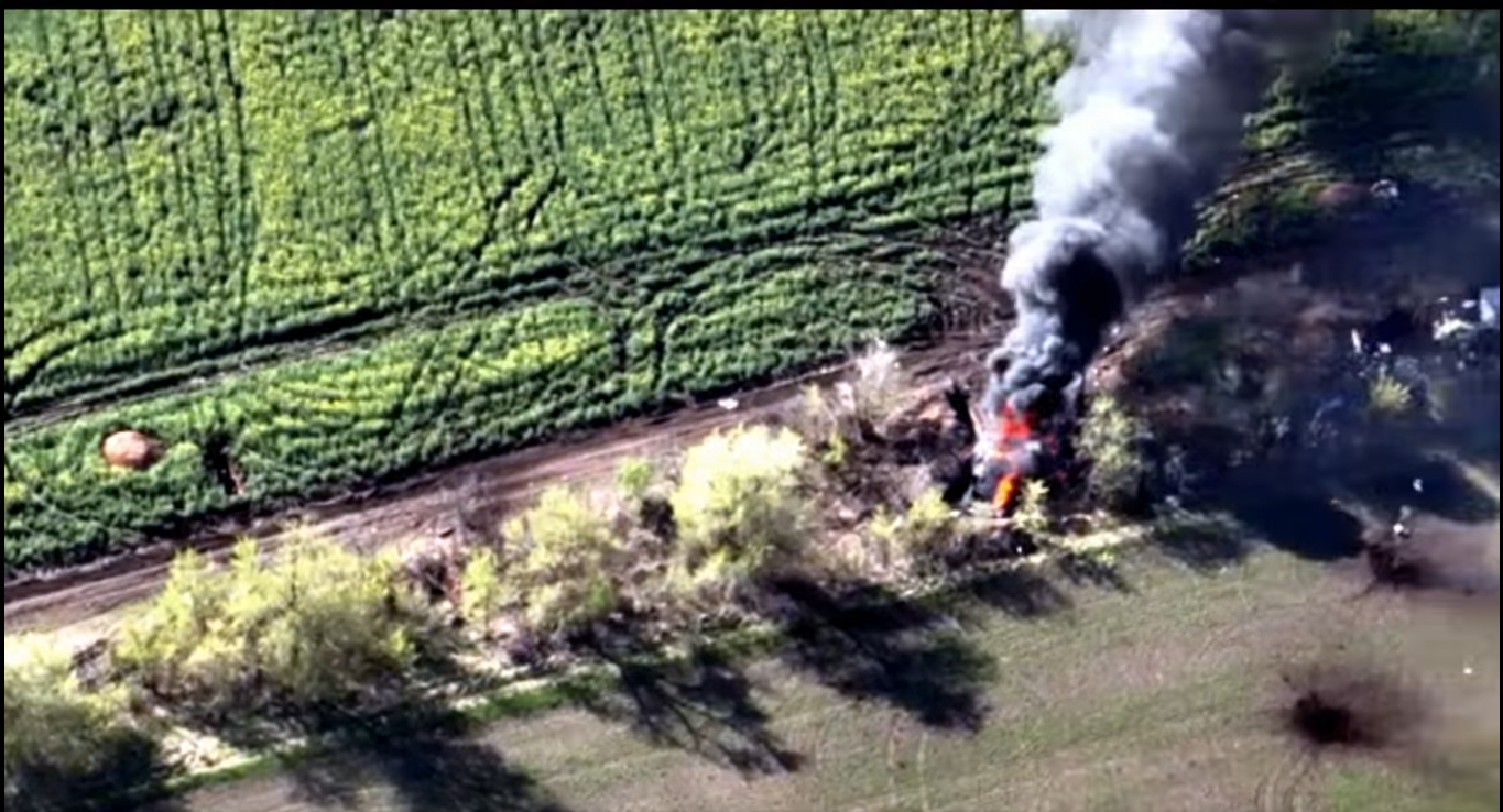 Десантники спалили ворожу техніку - фото 1
