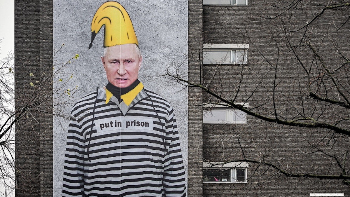 Банер у Кельні висміює злочинця Володимира Путіна - фото 1