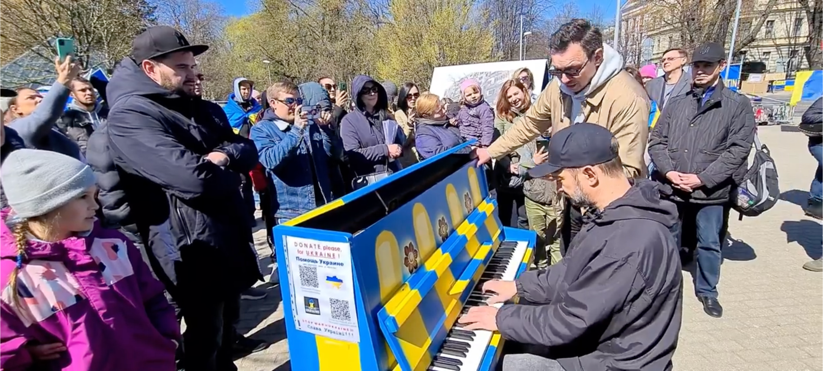 Друга Ріка заспівали пісню "Ой, у лузі червона калина" навпроти посольства Росії у Ризі