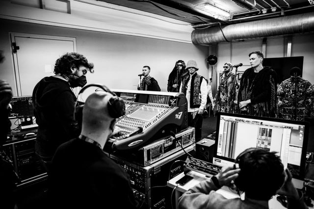 KALUSH Orchestra провів репетицію перед виступом на Євробаченні: круті фото - фото 504360