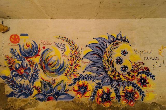 Комфортно й затишно: на Рівненщині бомбосховище розмалювали петриківським розписом - фото 504398