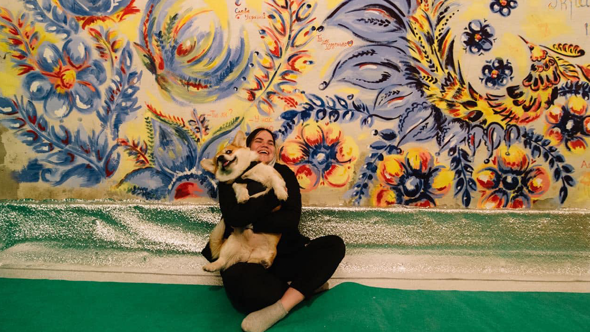 Комфортно й затишно: на Рівненщині бомбосховище розмалювали петриківським розписом