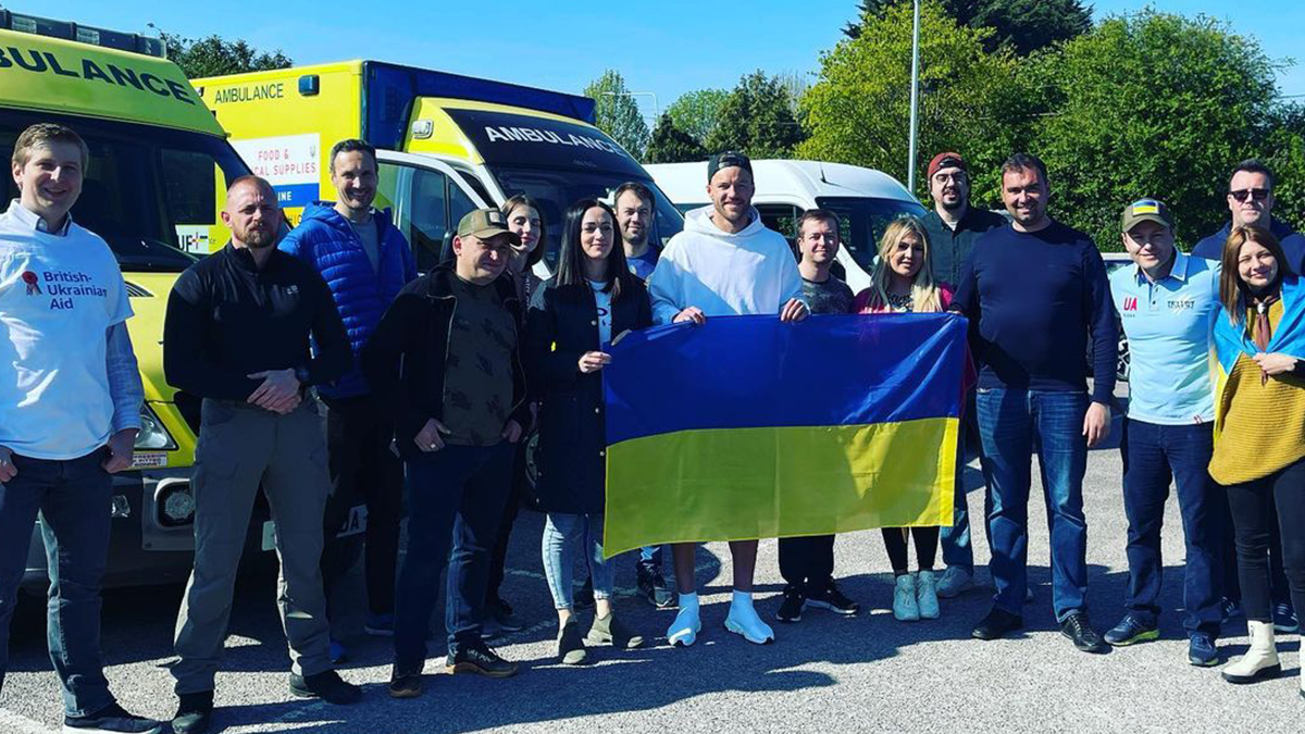 Дорогий подарунок: Андрій Ярмоленко купив для рідного міста автомобіль швидкої допомоги