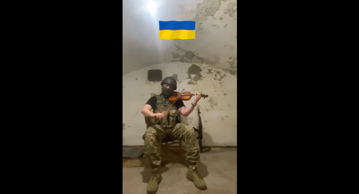 Український воїн зі скрипкою виконав хіт Stromae – відео