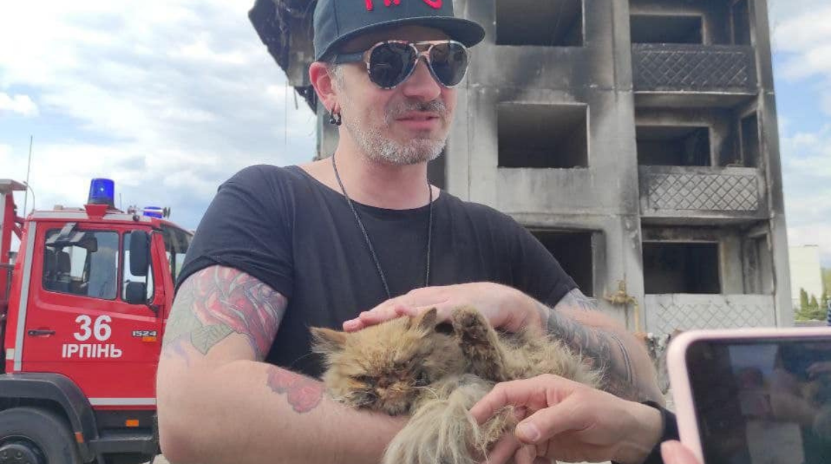 ДСНС показали, як рятували кицю зі зруйнованої багатоповерхівки в Бородянці