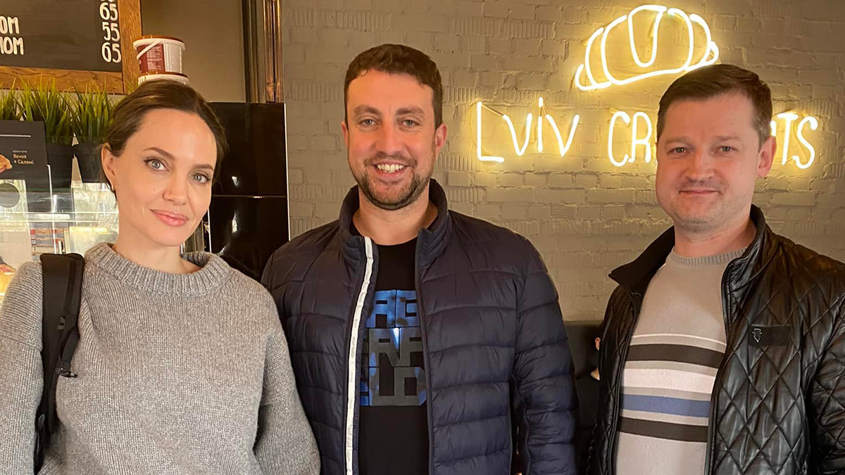 У мережі продають круасан, який "не доїла" Анджеліна Джолі: ціна вас шокує