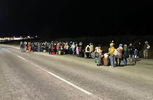 Скільки біженців покинули Україну з початку війни: свіжі дані - фото 504542