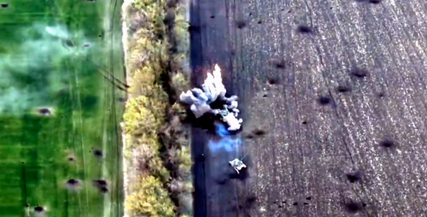 Десантники показали з дрона, як знищують танки окупантів: відео