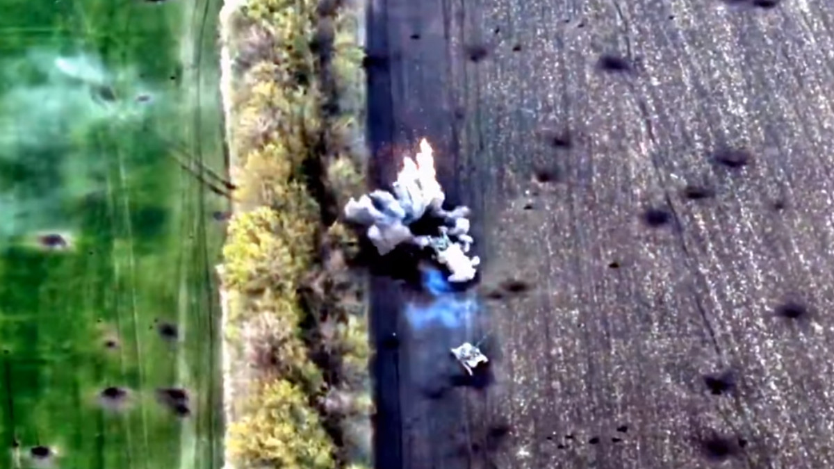 Десантники показали з дрона, як знищують танки окупантів: відео - фото 1
