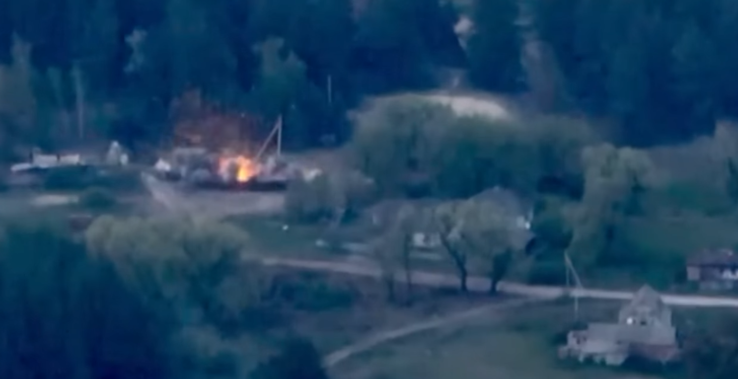 Палає добряче: дивіться на відео, як наші артилеристи знищили склад боєприпасів ворога