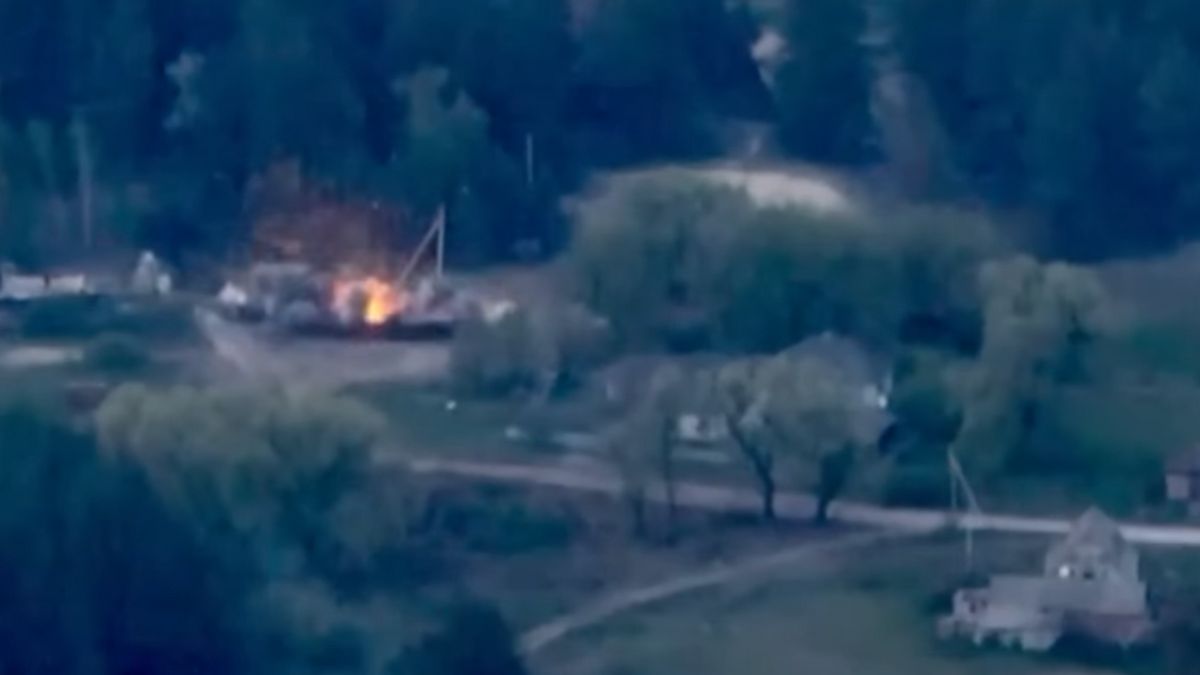 Палає добряче: дивіться на відео, як наші артилеристи знищили склад боєприпасів ворога - фото 1