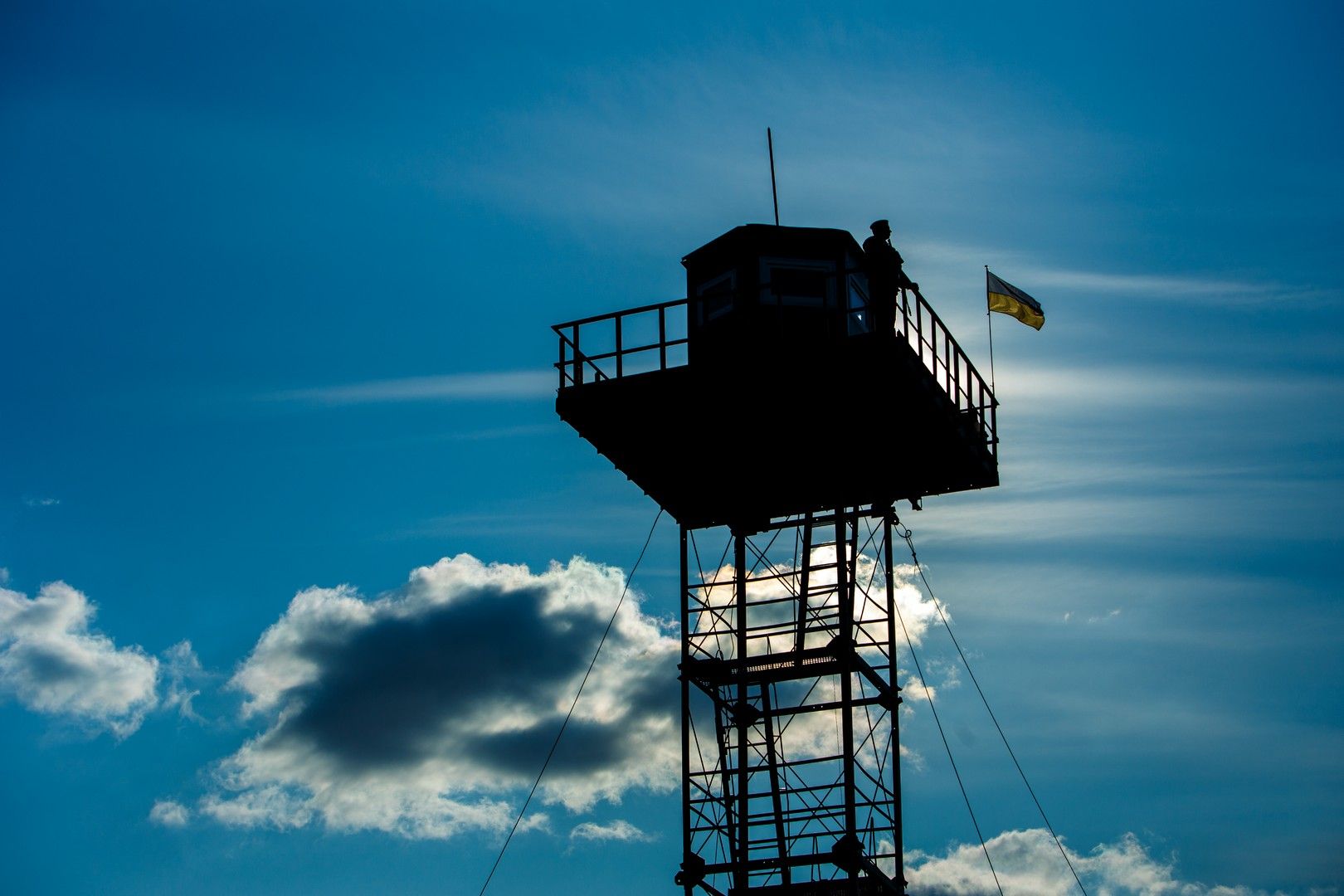 Прикордонники епічно знищили триколор на одній з веж - фото 1