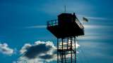 Прикордонники ефектно знищили триколор на спостережній вежі на Сумщині – відео