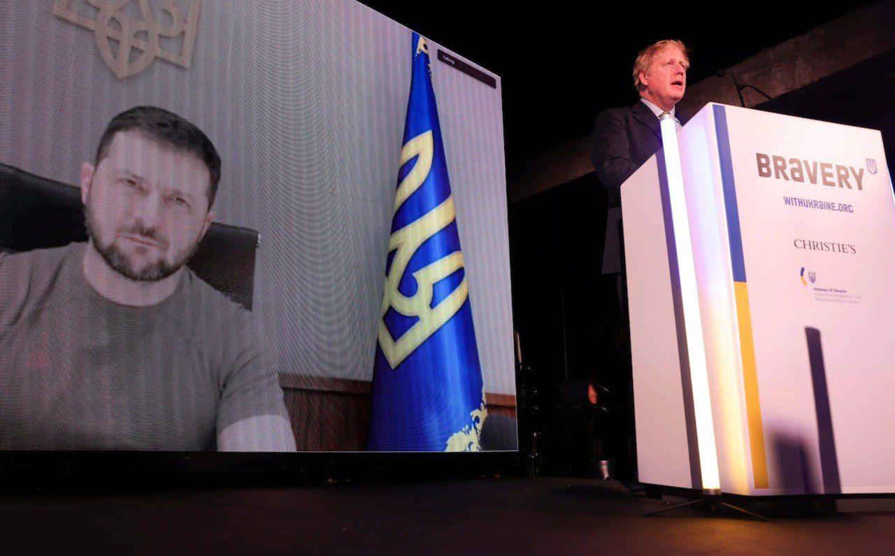 У Великобританії відбувся аукціон, на якому продали фліску Володимира Зеленського - фото 1