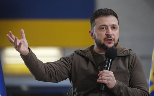 У Великобританії відбувся аукціон, на якому продали фліску Володимира Зеленського - фото 504796