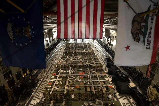 Військові США показали, як вантажать гаубиці та боєприпаси для України: фотозвіт - фото 504848