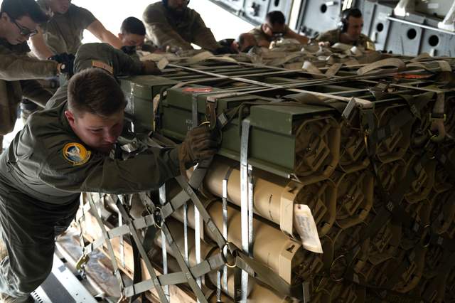 Військові США показали, як вантажать гаубиці та боєприпаси для України: фотозвіт - фото 504849