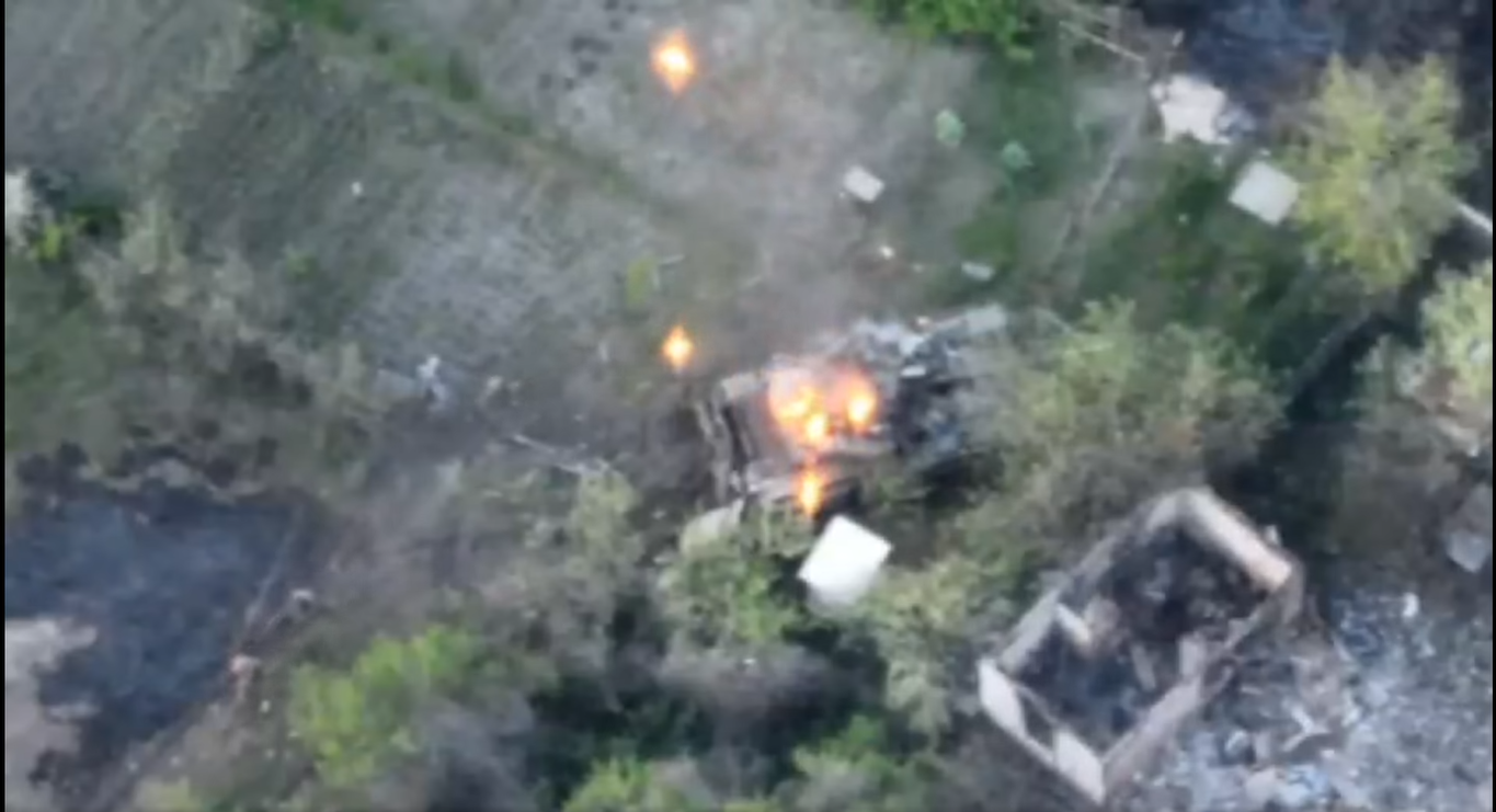 Розвідники ефектно знищили танк окупантів в тилу противника – відео