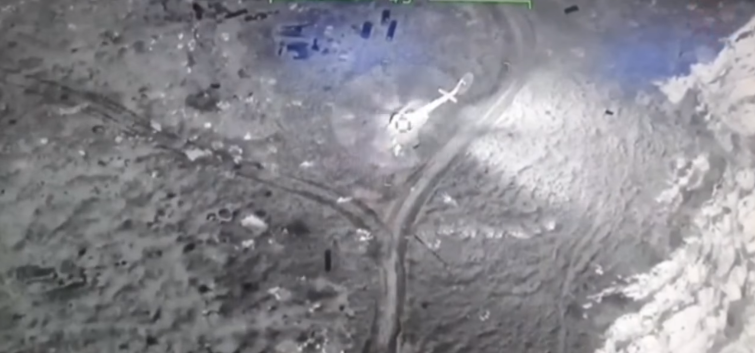 Відео удару Bayraktar по ворожому вертольоту на острові Зміїний - фото 1