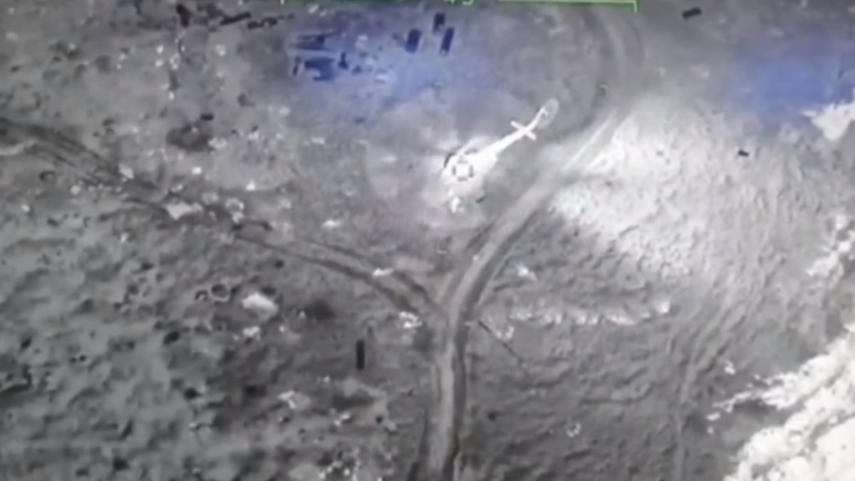 Відео удару Bayraktar по ворожому вертольоту на острові Зміїний - фото 1