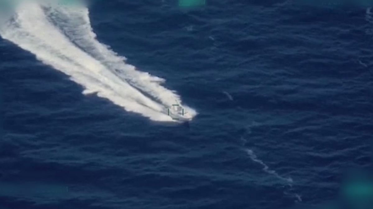 У ЗСУ показали на відео, як Байрактар знищив два російські катери типу Раптор - фото 1
