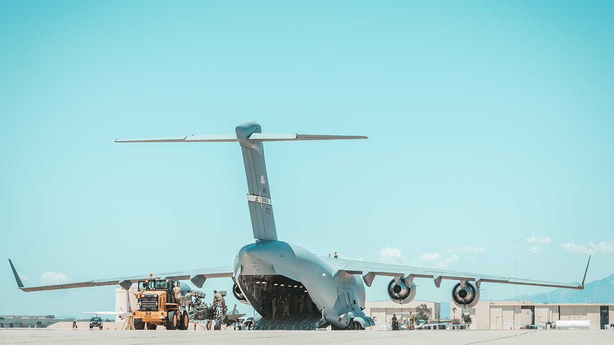 Військові США показали, як вантажать гаубиці та боєприпаси для України: фотозвіт