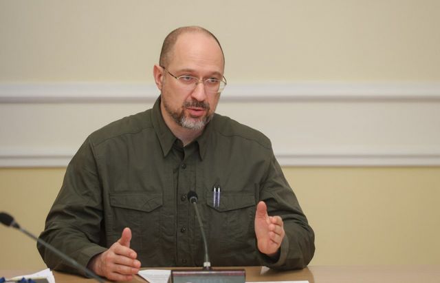 Відтепер закордонний та внутрішній паспорти оформлятимуть одночасно – прем'єр Шмигаль - фото 504966