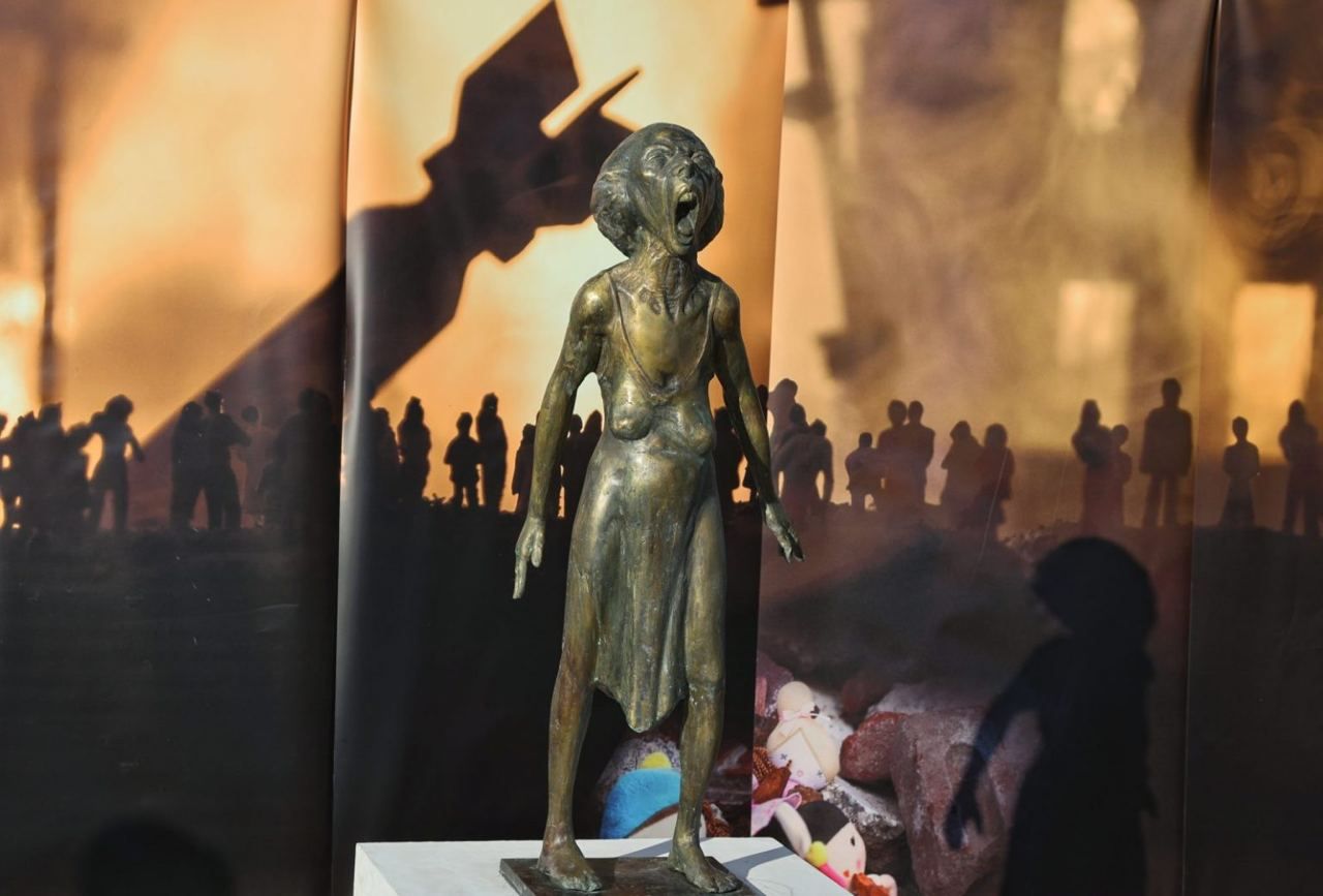 Крик української матері: у Болгарії встановили скульптуру навпроти радянського пам'ятника