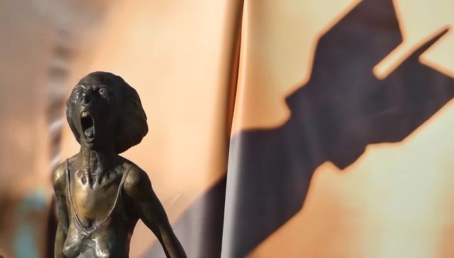 Крик української матері: у Болгарії встановили скульптуру навпроти радянського пам'ятника - фото 505253