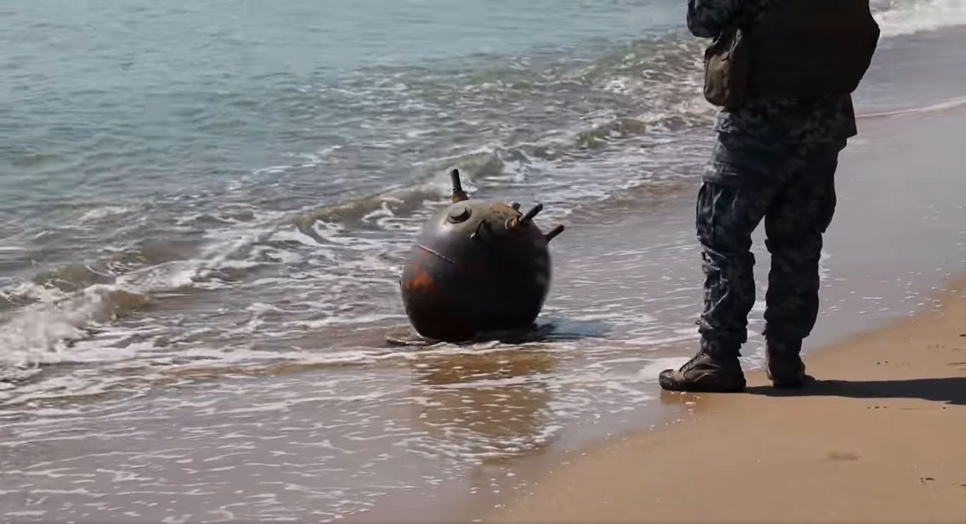 В Одесі на пляж винесло протикорабельні міни: відео знешкодження