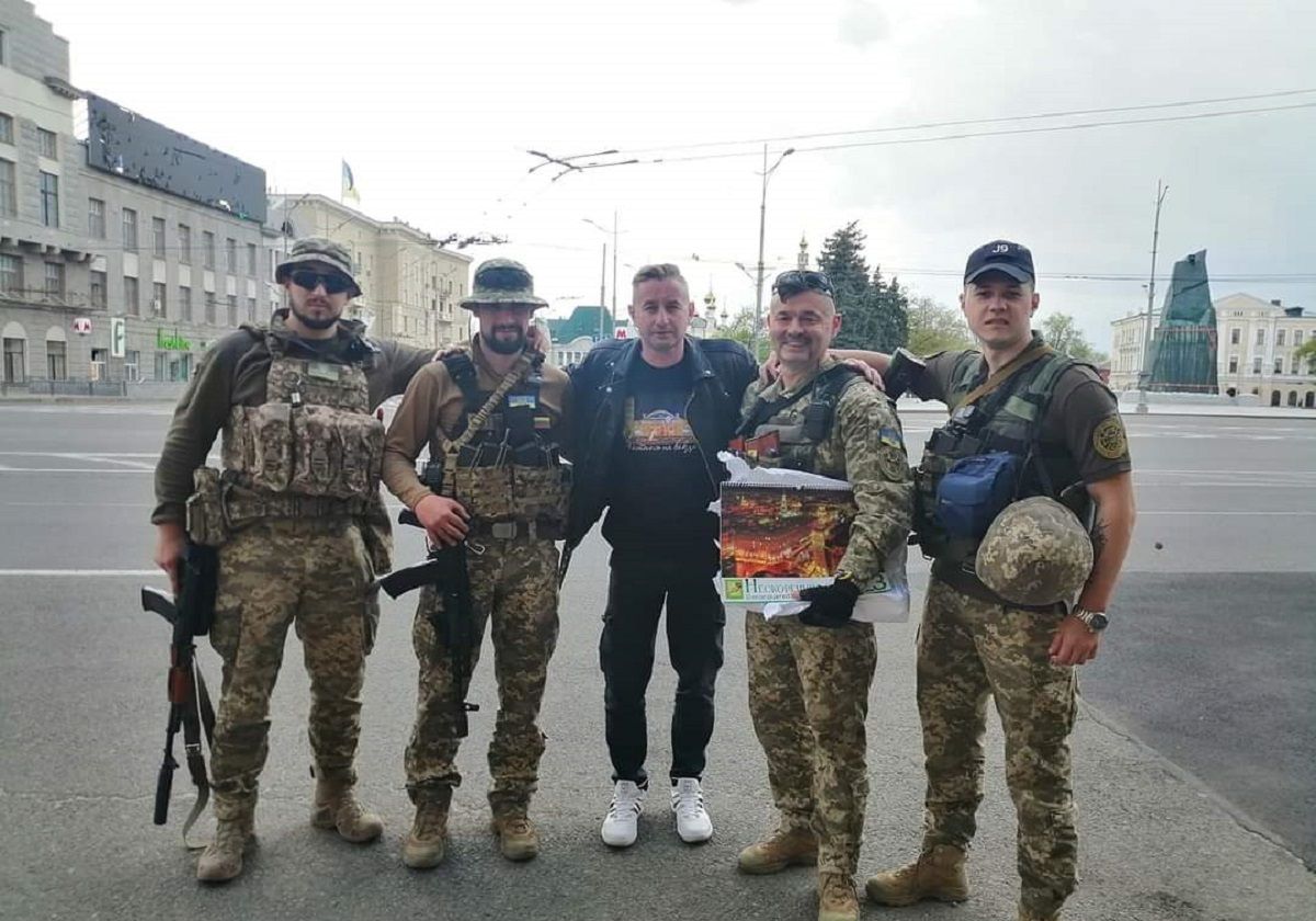 "Вітання з українського Харкова": Жадан показав нове фото у бронежилеті і з шоломом