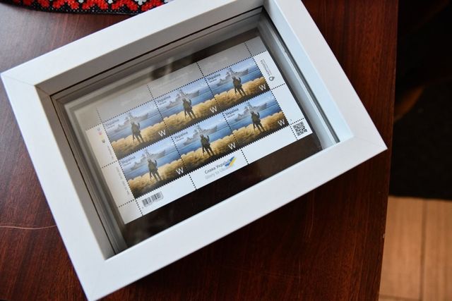 Борису Джонсону подарували вишиванку, а принцу Чарльзу – марку з кораблем - фото 505718