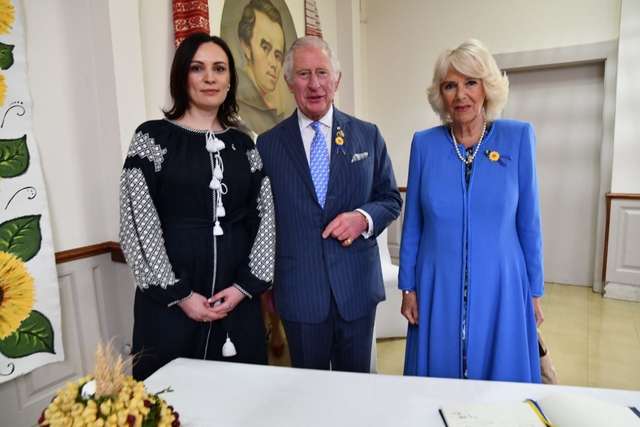 Борису Джонсону подарували вишиванку, а принцу Чарльзу – марку з кораблем - фото 505719