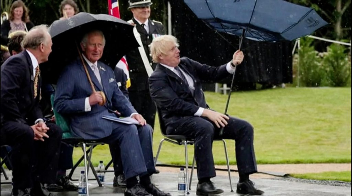 Борису Джонсону подарували вишиванку, а принцу Чарльзу – марку з кораблем