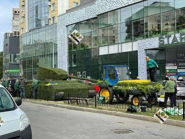 Мурал Свята Джавеліна й квітковий трактор, який тягне танк: у Києві з'явилися нові об'єкти - фото 505754
