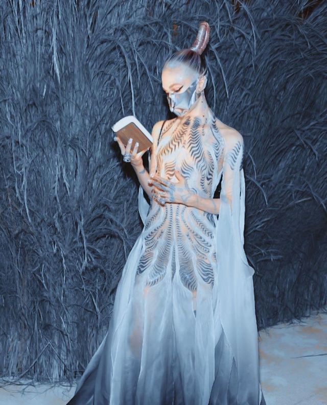 Колишня дівчина Ілона Маска продає вбрання з Met Gala, щоб допомогти біженцям з України - фото 505835