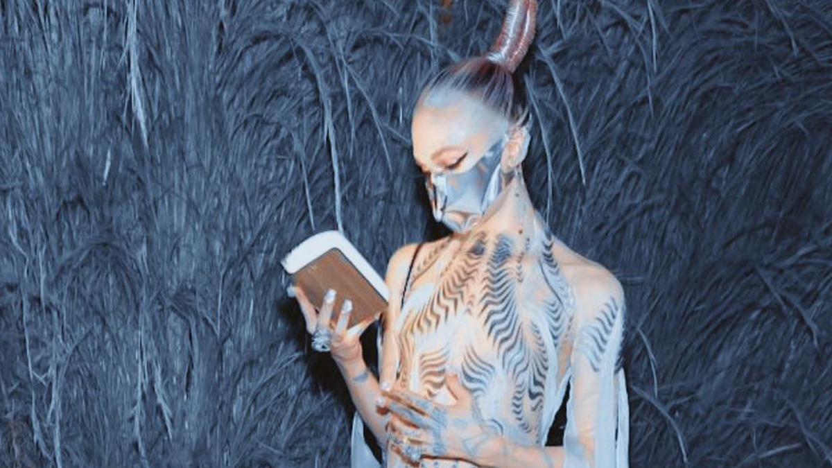 Колишня дівчина Ілона Маска продає вбрання з Met Gala, щоб допомогти біженцям з України