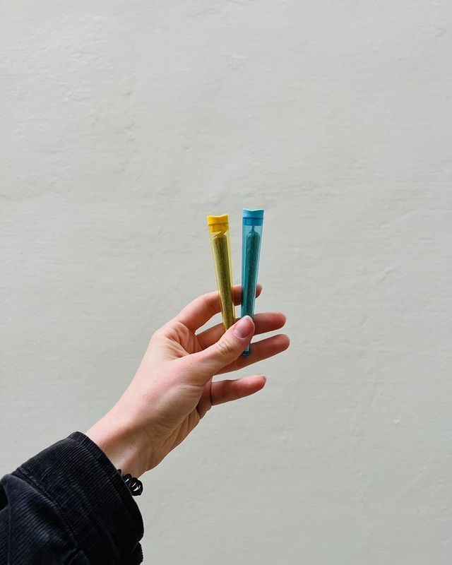 В Instagram стає популярним акаунт з фото, на яких можна скрізь роздивитися прапор України - фото 505844