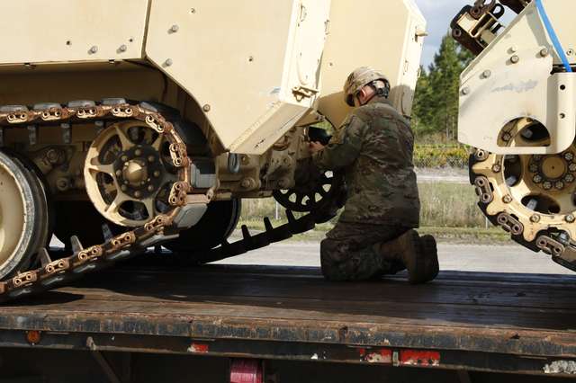 Гаубиці M777 та БТРи для України: дивіться, як у США готують техніку до відправлення - фото 505855